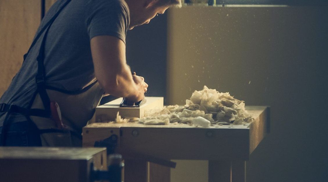 Snekker i arbeid