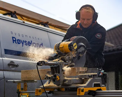Snekker i arbeid